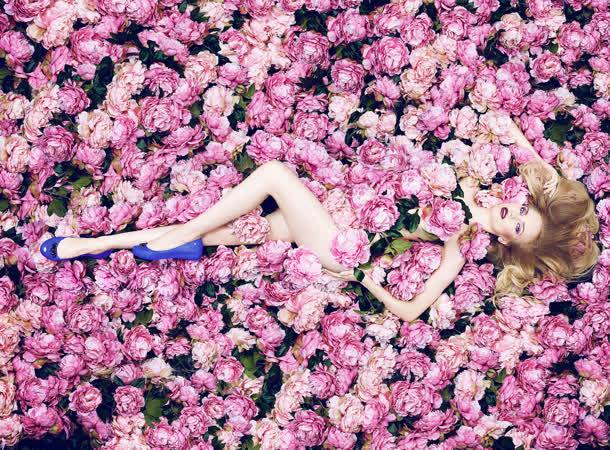 躺在粉色花朵上的美女jpg设计背景_新图网 https://ixintu.com 粉色 美女 花朵