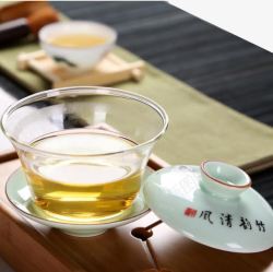 桌上的茶具透明茶杯和茶水素材