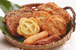 亚洲美食油炸炸鱼饼高清图片