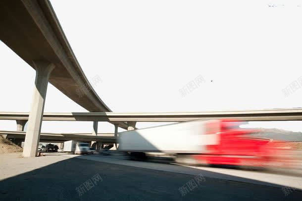 高架桥下快速行驶的车辆png免抠素材_新图网 https://ixintu.com 建筑 行驶 车辆 运输 高架桥 高速