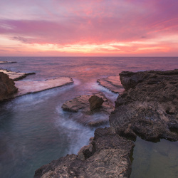 夕阳海水山红色夕阳下的入海口高清图片