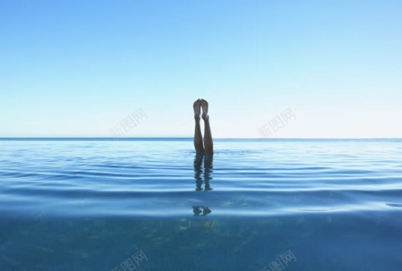 水中伸出的双腿海报背景背景