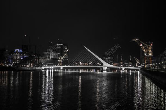 平静的海面夜景建筑背景