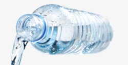 一瓶水倒出一瓶水高清图片