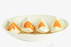 白瓷盘子切开的腌制咸鸭蛋高清图片