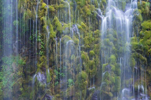 苔藓瀑布山间海报背景jpg设计背景_新图网 https://ixintu.com 山间 海报 瀑布 背景 苔藓