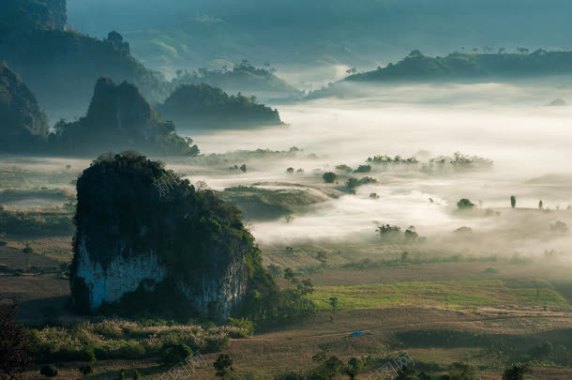 烟雾缭绕草原大山背景