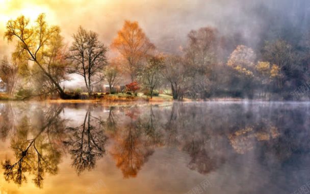 秋色倒映在平静的湖面背景