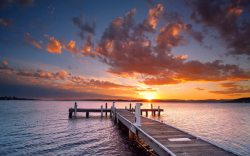 湖泊小桥背景夕阳下的湖泊小桥海报背景高清图片