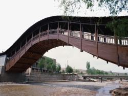 古老景点狭长的桥梁高清图片