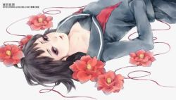躺在花朵地上的灰衣女孩手绘动漫素材