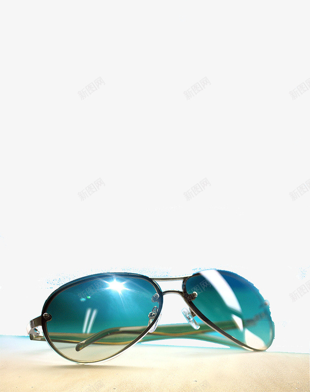 沙滩上的时尚墨镜png免抠素材_新图网 https://ixintu.com 墨镜 时尚 沙滩上 眼镜