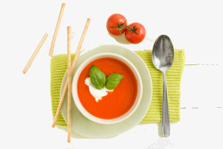 红色番茄汤盘子里的番茄汤高清图片
