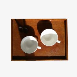 白色盘子姜母茶两个杯子高清图片