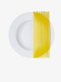 意大利食物盘子上的黄色意面高清图片