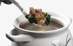 勺子舀紫菜排骨汤素材
