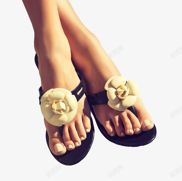 穿着拖鞋的双脚png免抠素材_新图网 https://ixintu.com 双脚 指甲 装饰图案 黑色拖鞋