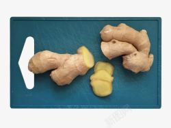 中药肚脐贴砧板上的生姜与生姜切片高清图片