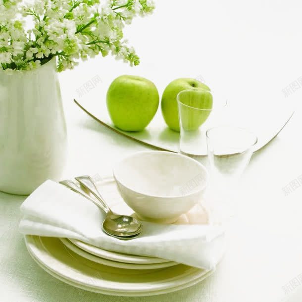 两个青苹果和白色茶具png免抠素材_新图网 https://ixintu.com 嫩绿 清新 简约 素雅