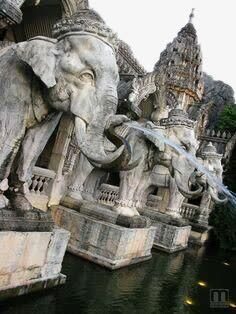 巨象泰国清莱佛教巨象雕塑高清图片