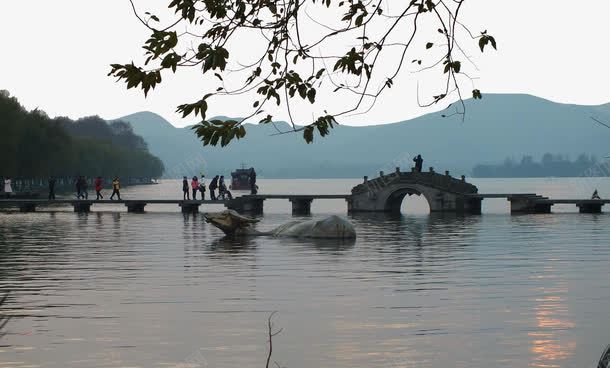 西湖桥边png免抠素材_新图网 https://ixintu.com 旅游 杭州 西湖 风景