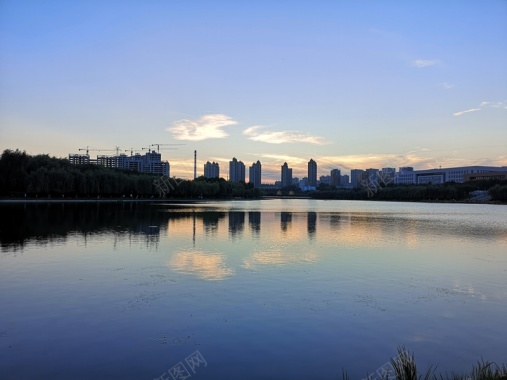 黄昏中的水天一色背景