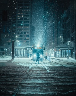 下雪的夜晚车站下雪的夜晚高清图片