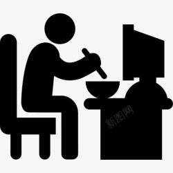 工人的日常工作他坐在工作桌上吃午餐图标高清图片