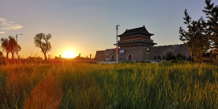 夕阳黄昏建筑风景草地背景