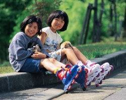 可爱冰鞋阳光下溜冰的女孩高清图片