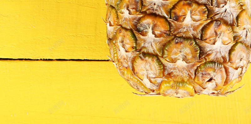 黄色木板上的菠萝h5背景素材jpg设计背景_新图网 https://ixintu.com 俯拍 木板 水果 菠萝 黄色 清新 果实 h5背景素材