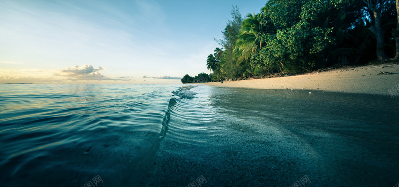 海上的波纹背景图jpg设计背景_新图网 https://ixintu.com 摄影 风景 简约 波纹 水 绿树 清澈 蓝天 海报banner