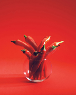 红色玻璃上的气泡图片红色背景红辣椒平面广告高清图片