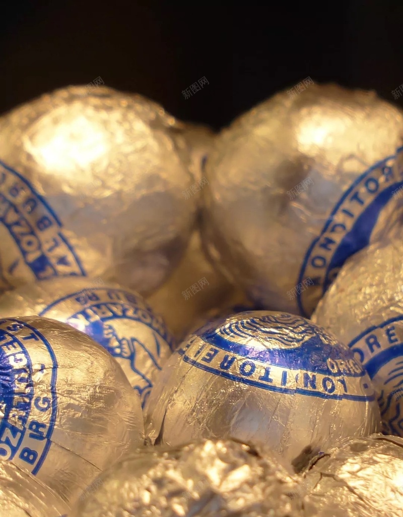 巧克力金色金属质感包装H5背景jpg设计背景_新图网 https://ixintu.com 巧克力 包装 质感 金属 金色 食品 甜点 H5背景