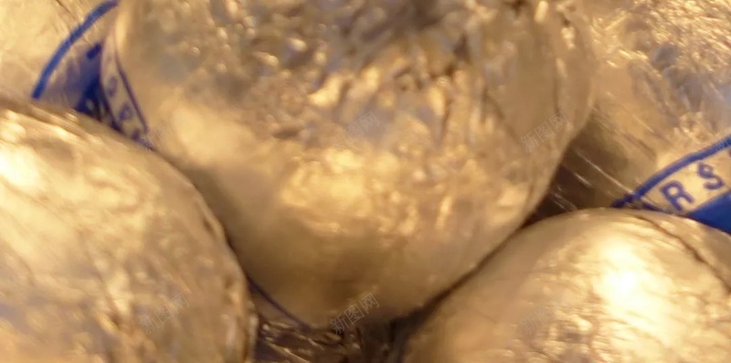 巧克力金色金属质感包装H5背景jpg设计背景_新图网 https://ixintu.com 巧克力 包装 质感 金属 金色 食品 甜点 H5背景
