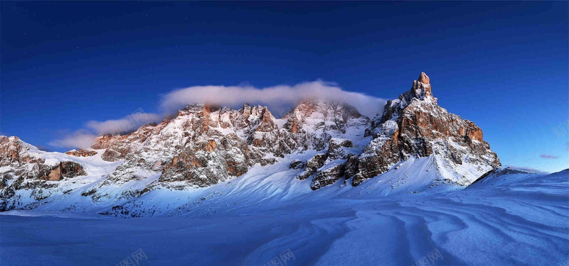 宏伟的雪山背景jpg设计背景_新图网 https://ixintu.com 摄影 风景 自然 山脉 蓝天 旅行 海报banner