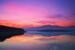 紫色温暖晚霞群山湖面背景高清图片