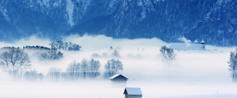 雾里的村庄水墨景色背景