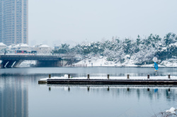 冬季城市大雪后的合肥天鹅湖公园高清图片