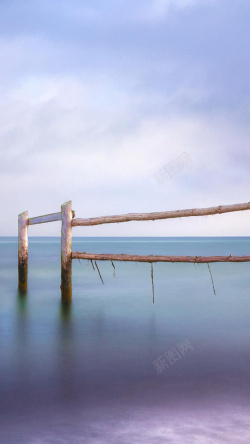 木桩摄影图片蓝紫渐变大海风景图高清图片