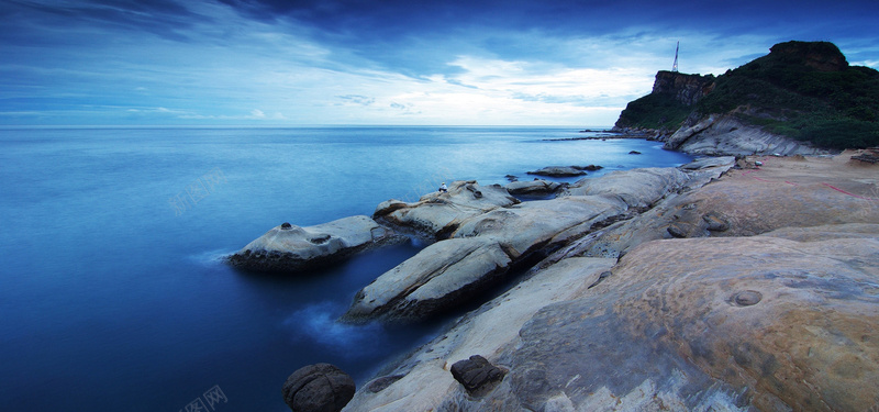 蓝天下的海滩石头风景jpg设计背景_新图网 https://ixintu.com 蓝天 海水 石头 河滩 海报banner 摄影 风景