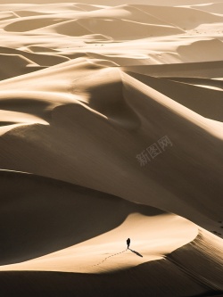 征途沙漠中的行人背景素材高清图片