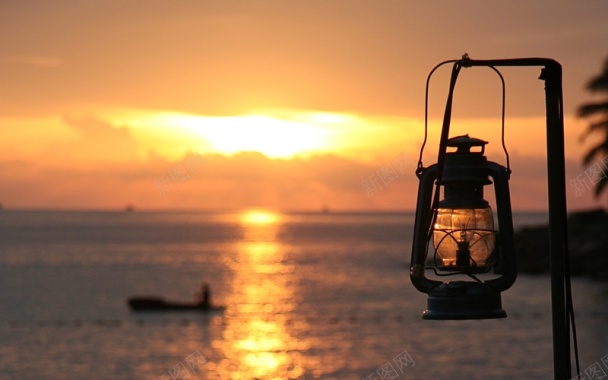 复古油灯夕阳天空素材背景