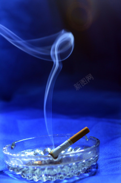 蓝色烟灰缸里吸烟有害健康海报背景素材高清图片