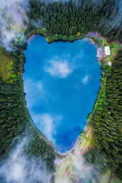 森林湖蓝色休闲度假风景背景高清图片