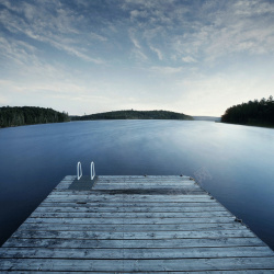 静静湖边湖面远景山木板高清图片