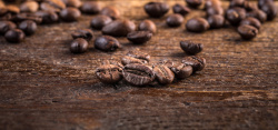 咖啡色木纹底咖啡豆背景高清图片