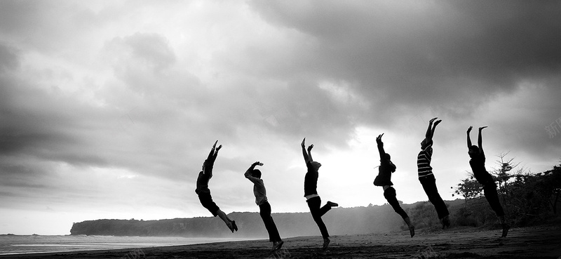 黑白摄影海滩起跳的人群jpg设计背景_新图网 https://ixintu.com 黑白 摄影 海滩 人群 欢乐 起跳 激动 运动 海报banner 风景