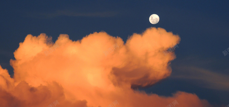 白天的月亮jpg设计背景_新图网 https://ixintu.com 云 月亮 天空 一天 海报banner 白天的月亮 摄影 风景