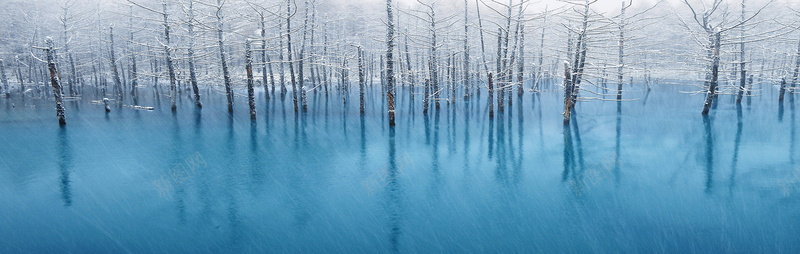 蓝色河流水纹白雪森林背景